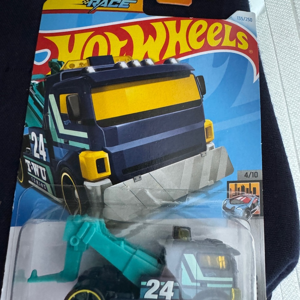 Hot Wheels 24 Towing truck 🛻 - Picture 4 of 5